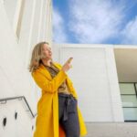 Porträt Frau mit gelbem Mantel, draußen Aufnahmen