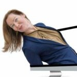 Frau kommt mit dem Oberkörper aus dem Monitor-Display rau, mit begeisterten Blick, Webgestaltung Berlin.